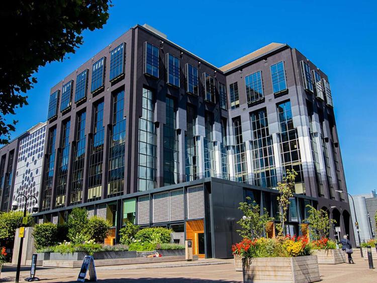 English Path Canary Wharfの外観