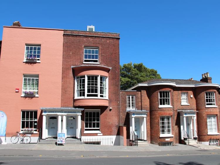 Lewis School of English外観