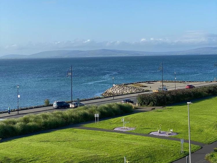 Galway Cultural Institute から見える海の景色