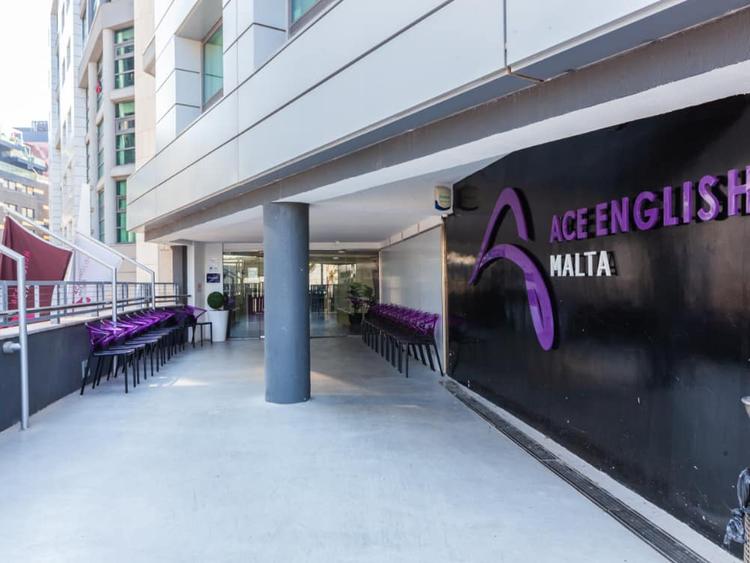ACE English Maltaの外観
