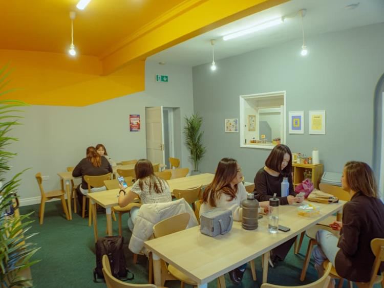 NED College Dublin のカフェテリアの様子