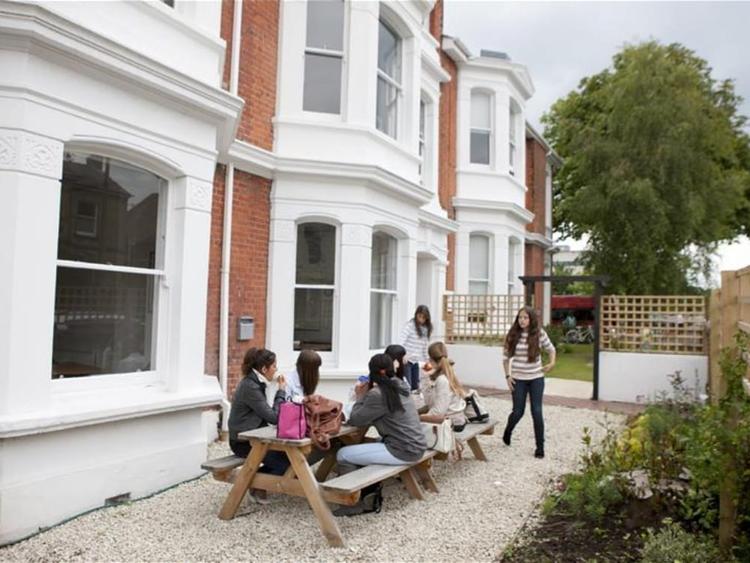 CES - Centre of English Studies Worthing中庭