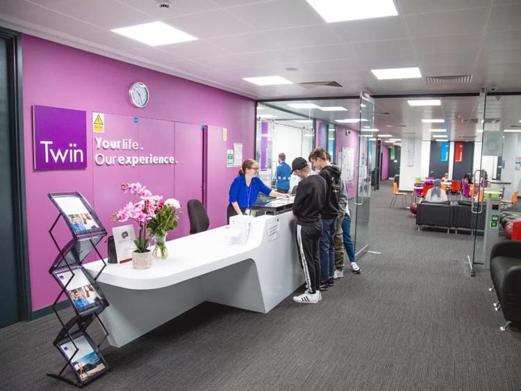 Twin School of English London の受付の様子