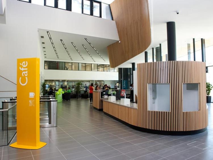 Twin School of English London の建物内、カフェの様子