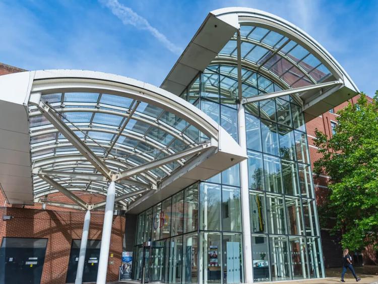 English Path Greenfordの外観