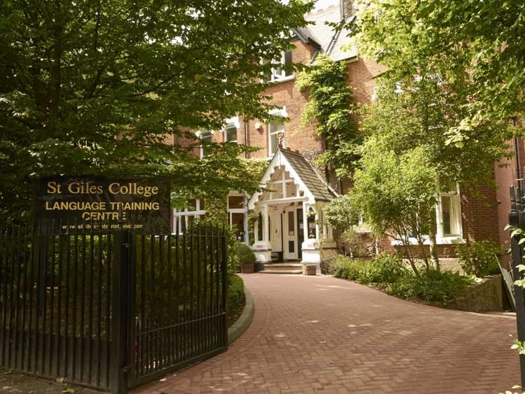 St Giles London Highgate外観