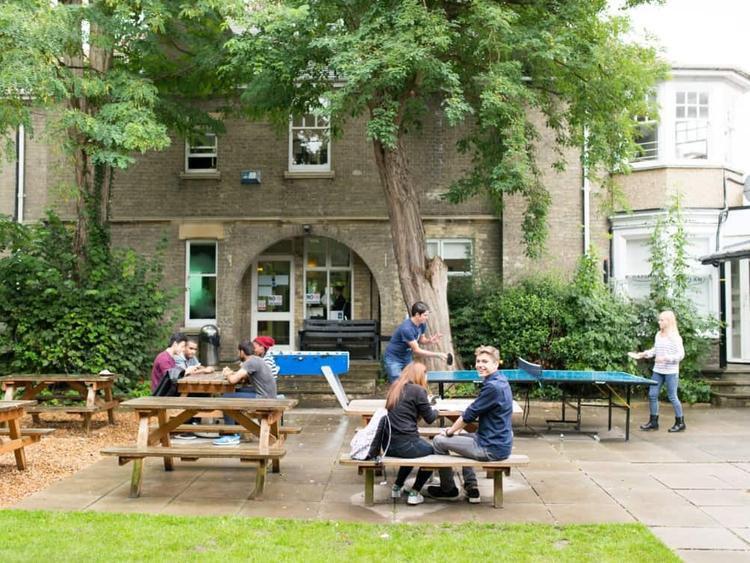 Kaplan International languages Cambridge中庭