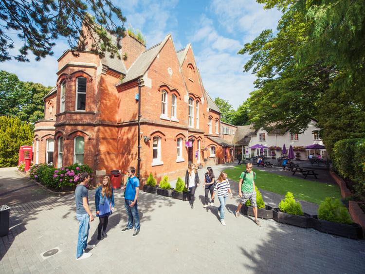 Kings Education Bournemouthの外観